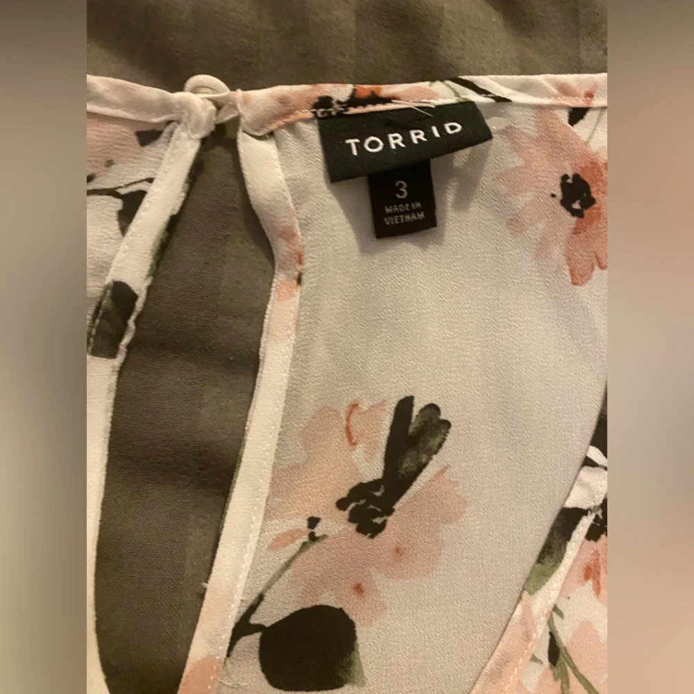 Torrid High Low Short Sleeve Blouse Size 3 - Picture 5 of 9